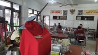 Soto Lombok ini memiliki rasa khas yakni segar, gurih, dan rasa terjaga dari puluhan tahun silam.