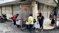 Traveler yang di Malang ingin mencari sarapan merakyat, maka destinasi wisata kuliner ini yang harus dicoba, yakni Nasi Buk Tuni