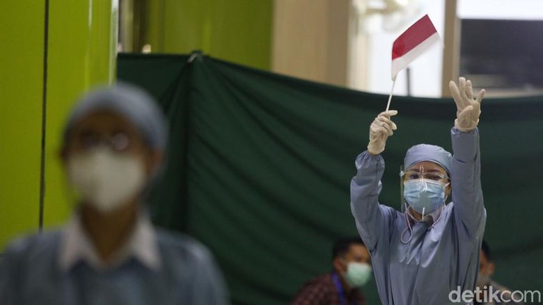 Ribuan Pekerja Transportasi Divaksinasi COVID-19 Pekerja bidang transportasi menerima vaksin COVID 19 di Stasiun Gambir, Jakarta, Jumat (19/3/2021). Sebanyak 1.052 pekerja dibidang transportasi menerima dosis pertama vaksin COVID 19.