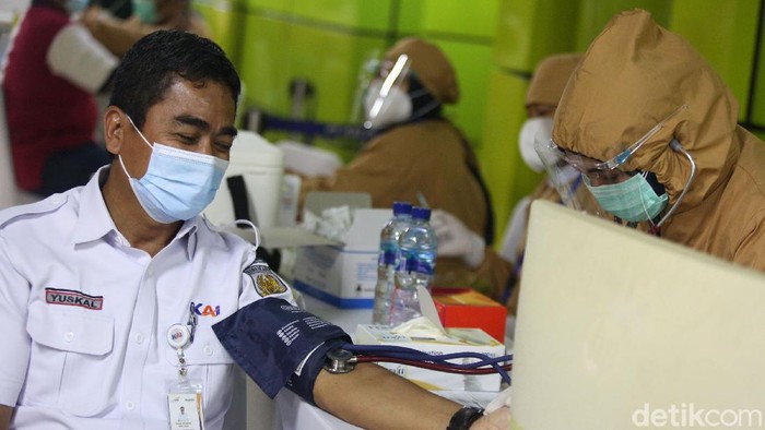 Pekerja bidang transportasi menerima vaksin COVID 19 di Stasiun Gambir, Jakarta, Jumat (19/3/2021). Sebanyak 1.052 pekerja dibidang transportasi menerima dosis pertama vaksin COVID 19.