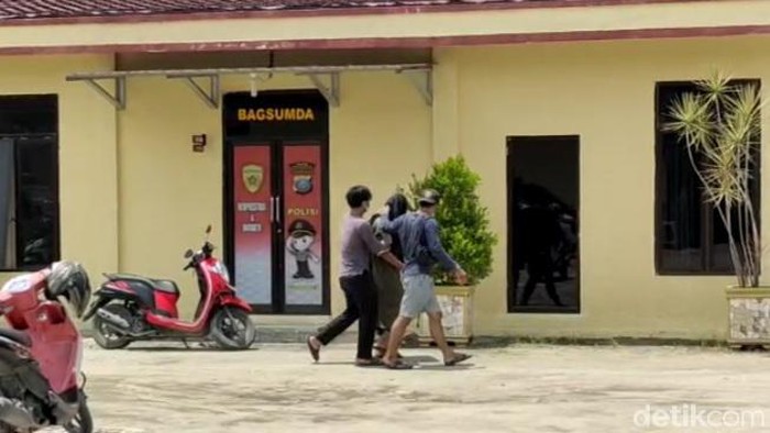 Salah seorang terduga diperiksa di salah satu ruangan di Mapolres Tanjungbalai (Ahmad FIM/detikcom)