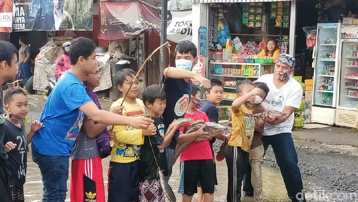 Sebagai bentuk protes, warga Bogor memancing ikan di kubangan jalan rusak