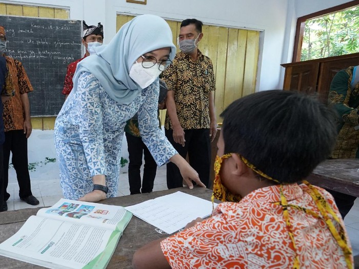 Sekolah di Banyuwangi Ini Manfaatkan Radio untuk Pembelajaran Jarak Jauh