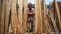 Saat itu pada 2016 modal usaha pertamanya sebesar Rp 10 juta. Uang tersebut ia gunakan untuk membeli kayu jati dan mahoni di Perhutani. Ia pun memproduksi berbagai kebutuhan rumah, seperti pintu, jendela hingga lemari.