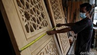 Lambat laun nasib baik pun menghampirinya. Ia banyak mendapat proyek rumah di Demak untuk membuat pintu. Selain Demak, ia juga kerap mendapat pesanan dari Jakarta hingga Palangkaraya dari jejaringnya saat bekerja dulu.