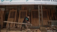 Lebih lanjut, dia mengaku usahanya memang tidak menentu bergantung pada proyek rumah. Saat permintaan banyak ia bisa membuat berbagai pintu hingga jendela. Adapun Omzet yang didapat pun per bulannya bergantung pada permintaan produksi tersebut.