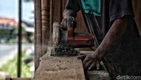 Hanafi juga mengaku setelah mendapat pinjaman permodalan dari Bank BRI usahanya terus bergeliat. Perbedaanya terlihat dari tinggal masih kontrak hingga sekarang memiliki tempat tinggal sendiri, yang menyatu dengan tempat usahanya.