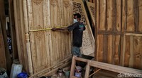 Sejumlah perajin membuat kerajinan mebel di kawasan Wonosalam, Demak, Jawa Tengah, Rabu (3/3).