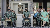 Kepala Staf Angkatan Darat (KSAD) Jenderal Andika Perkasa bersama istri Hetty Andika Perkasa turut hadir.