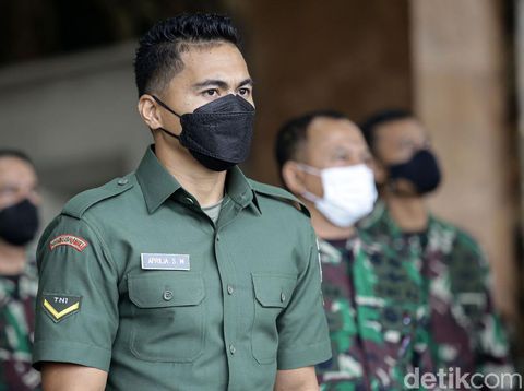 Serda (K) Aprilia Manganang didampingi oleh KASAD Andika Perkasa dan Isteri KASAD Heti Andika Perkasa menghadiri persidangan secara daring dari Pengadilan Negeri Tondano atas kasus pengajuan pergantian jenis kelamin dan pergantian nama di Mabes Angkatan Darat, Jakarta, Jumat (19/3/2021).