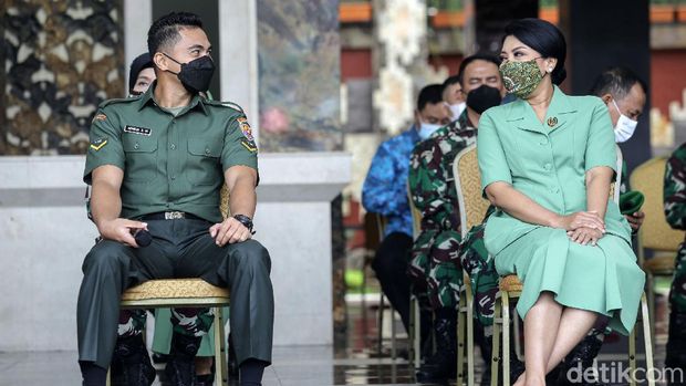 Serda (K) Aprilia Manganang didampingi oleh KASAD Andika Perkasa dan Isteri KASAD Heti Andika Perkasa menghadiri persidangan secara daring dari Pengadilan Negeri Tondano atas kasus pengajuan pergantian jenis kelamin dan pergantian nama di Mabes Angkatan Darat, Jakarta, Jumat (19/3/2021).
