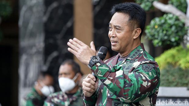 Serda (K) Aprilia Manganang didampingi oleh KASAD Andika Perkasa dan Isteri KASAD Heti Andika Perkasa menghadiri persidangan secara daring dari Pengadilan Negeri Tondano atas kasus pengajuan pergantian jenis kelamin dan pergantian nama di Mabes Angkatan Darat, Jakarta, Jumat (19/3/2021).