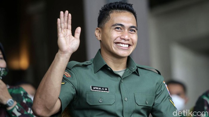 Sidang Pergantian Jenis Kelamin Aprilia Manganang Serda (K) Aprilia Manganang didampingi oleh KASAD Andika Perkasa dan Isteri KASAD Heti Andika Perkasa menghadiri persidangan secara daring dari Pengadilan Negeri Tondano atas kasus pengajuan pergantian jenis kelamin dan pergantian nama di Mabes Angkatan Darat, Jakarta, Jumat (19/3/2021).