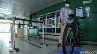 Di area Stasiun juga sudah terpasang sticker jalur sepeda dan tempat menaruh sepeda di titik yang disediakan. (Foto: Andhika Prasetia/detikcom)