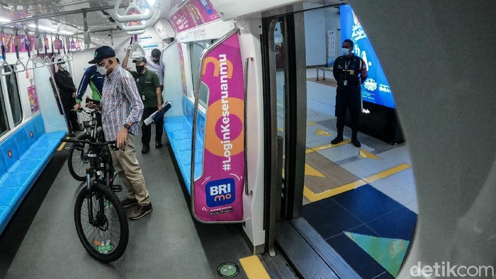 Untuk jam ketersediaan akses sepeda non lipat juga terbatas. Pada hari Senin-Jumat, sepeda non lipat tidak diizinkan masuk kereta MRT hanya di jam sibuk antara pukul 07.00-09.00 WIB dan 17.00-19.00 WIB.