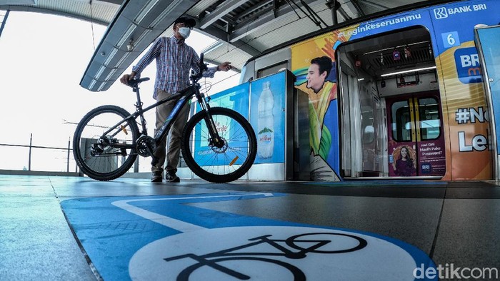 Sedangkan, pada Sabtu-Minggu lebih fleksibel menyesuaikan jam operasional MRT Jakarta.