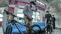 Alasan peluncuran fasilitas jalur khusus sepeda baru dipasang di 3 stasiun itu saja karena ketiganya merupakan lokasi strategis. (Foto: Andhika Prasetia/detikcom)