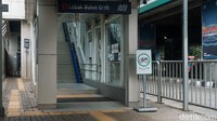 Di Stasiun Lebak Bulus, ada dua titik jalur sepeda yang melewati tangga. Pertama dekat GKJ Nehemia dan Transit Plaza MRT. Ada tanda khusus untuk jalur sepeda. (Foto: Andhika Prasetia/detikcom)