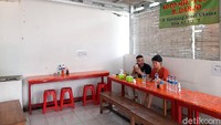 Warung makan ini memiliki tempat makan yang cukup nyaman. Sebaiknya datang sebelum atau sesudah jam makan siang untuk menghindari keramaian. Foto: detikFood/Yenny Mustika Sari