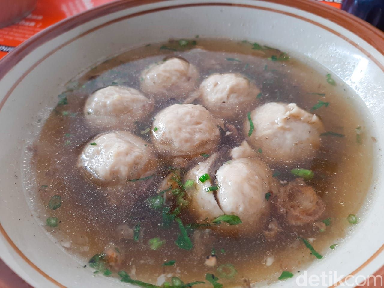 Soto Mie Puri H. Darjo, soto mie viral di Puri Kembangan yang menyajikan risol panjang 50 cm.