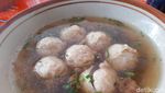 Lezatnya Soto Mie Pakai Risol 50 Cm yang Lagi Viral!
