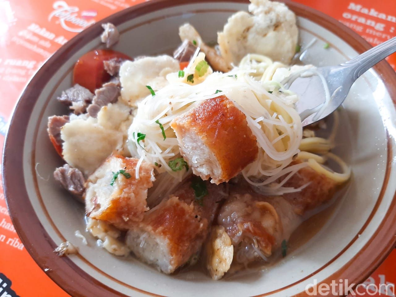 Soto Mie Puri H. Darjo, soto mie viral di Puri Kembangan yang menyajikan risol panjang 50 cm.
