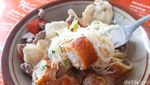 Lezatnya Soto Mie Pakai Risol 50 Cm yang Lagi Viral!