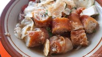 Satu porsi soto mie biasa dibanderol harga Rp 25.000. Porsinya cukup besar dengan isian bihun, mie kuning, kol, tomat, daging sapi, tahu, emping, dan risol 50 centimeter yang telah dipotong-potong. Foto: detikFood/Yenny Mustika Sari