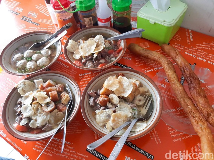 Soto Mie Puri H. Darjo, soto mie viral di Puri Kembangan yang menyajikan risol panjang 50 cm.