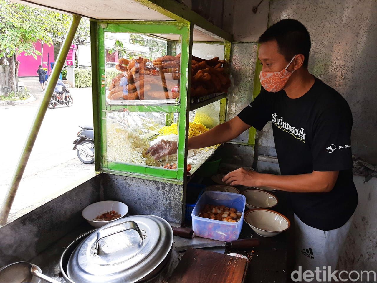 Soto Mie Puri H. Darjo, soto mie viral di Puri Kembangan yang menyajikan risol panjang 50 cm.