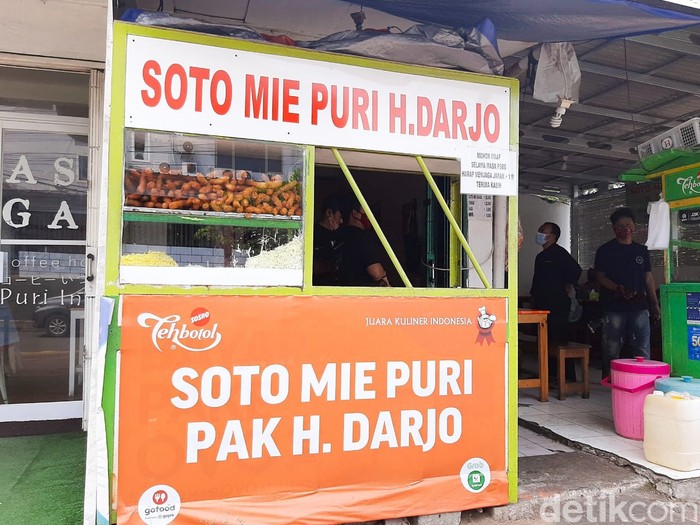 Soto Mie Puri H. Darjo Soto Mie Puri H. Darjo, soto mie viral di Puri Kembangan yang menyajikan risol panjang 50 cm.