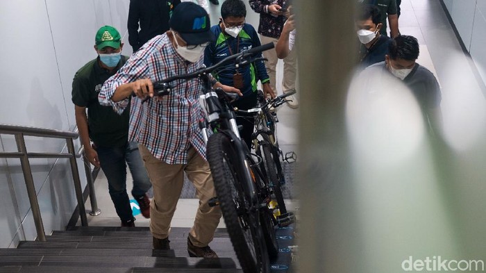 Stimulasi sepeda non lipat masuk MRT Jakarta Simulasi penggunaan sepeda non lipat dilakukan langsung oleh Direktur Utama MRT Jakarta William Sabandar dari Stasiun MRT Lebak Bulus sampai Stasiun Bundaran HI.