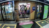 Ada kriteria sepeda non lipat yang bisa masuk ke kereta MRT. Sepeda non lipat yang diizinkan masuk hanya sepeda reguler dengan dimensi maksimal 200 cm x 55 cm x 120 cm. Sedangkan, sepeda tandem dilarang masuk. (Foto: Andhika Prasetia/detikcom)
