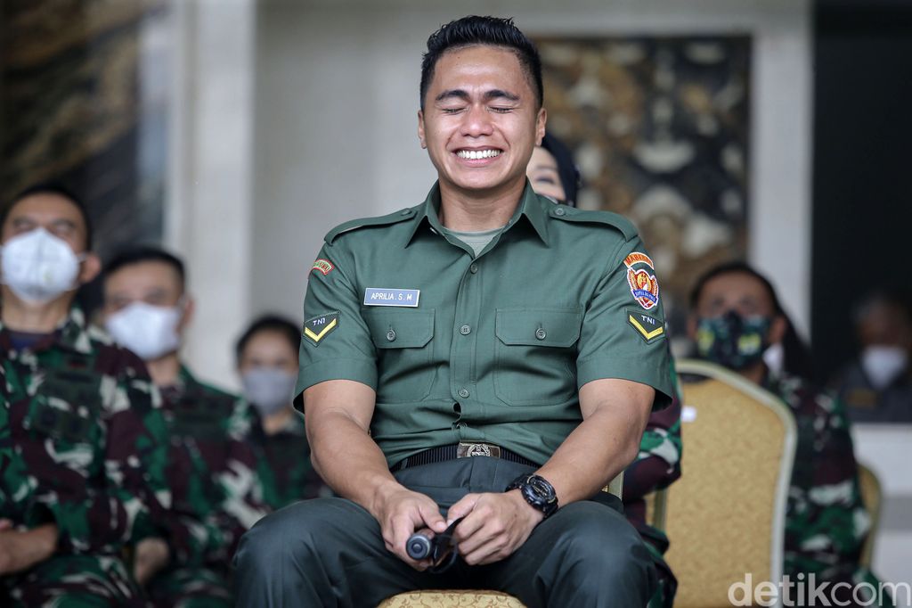 Pengadilan Negeri Tondano memutuskan status jenis kelamin Serda Aprilio Perkasa Manganang berganti menjadi laki-laki. Aprilio terlihat bahagia dengan utusan tersebut.