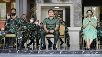 Manganang terharu usai hakim menetapkan dirinya sebagai pria. Air matanya tampak tak terbendung.