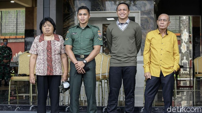 Pengadilan Negeri Tondano memutuskan status jenis kelamin Serda Aprilio Perkasa Manganang berganti menjadi laki-laki. Aprilio terlihat bahagia dengan utusan tersebut.