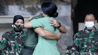 Manganang juga memeluk istri KSAD Jenderal Andika Perkasa, Hetty Andika Perkasa.