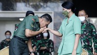 Selain itu, Manganang juga mencium tangan Hetty Andika Perkasa.