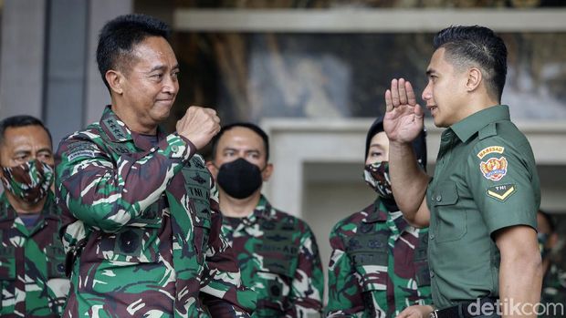 Pengadilan Negeri Tondano memutuskan status jenis kelamin Serda Aprilio Perkasa Manganang berganti menjadi laki-laki. Aprilio terlihat bahagia dengan utusan tersebut.