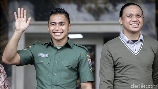 Pengadilan Negeri Tondano memutuskan status jenis kelamin Serda Aprilio Perkasa Manganang berganti menjadi laki-laki. Aprilio terlihat bahagia dengan utusan tersebut.
