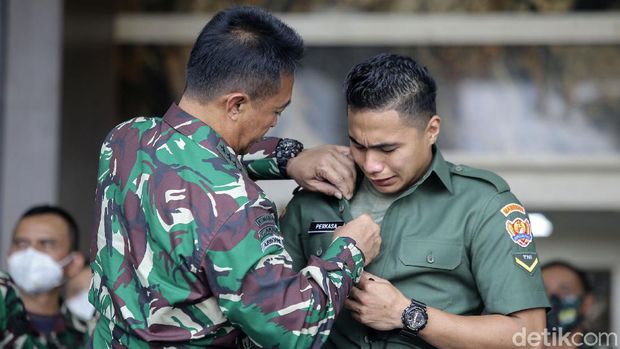 Pengadilan Negeri Tondano memutuskan status jenis kelamin Serda Aprilio Perkasa Manganang berganti menjadi laki-laki. Aprilio terlihat bahagia dengan utusan tersebut.