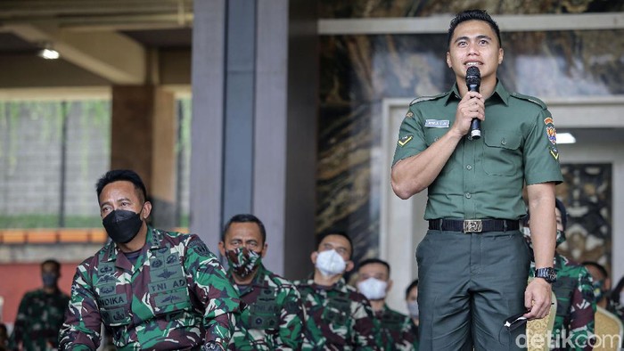 Pengadilan Negeri Tondano memutuskan status jenis kelamin Serda Aprilio Perkasa Manganang berganti menjadi laki-laki. Aprilio terlihat bahagia dengan utusan tersebut.