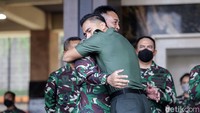Setelah penyematan label nama baru, Aprilio Manganang langsung memeluk Andika.