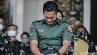 Sembari menangis, Aprilio pun mengucap terima kasih kepada hakim.