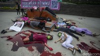 Aktivis nampak berlumuran darah buatan untuk menggambarkan masa depan yang muram jika darurat iklim tidak dideklarasikan sejak saat ini.