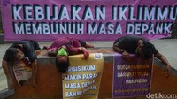 Dalam aksinya, para aktivis ini pun membawa serta sejumlah atribut seperti poster.