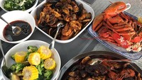 Jago masak aneka hidangan rumahan. Ada kepiting, kerang, udang, sayuran rebus yang jadi menu makan siang Noor. Foto: Instagram