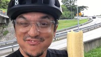 Agar tetap bertenaga dan fit saat bersepeda, tak lupa Emran rutin mengkonsumsi buah pisang. Foto: Instagram
