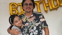 Rayakan ulang tahun yang ke-46, Emran dapat kejutan manis dari sang putri yang siapkan kue dengan lambang sepeda di atasnya. Foto: Instagram