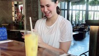 Nah, kalau sedang tidak sibuk masak-masak. Noor juga sering nih bersantai di kafe bersama teman-temannya. Foto: Instagram